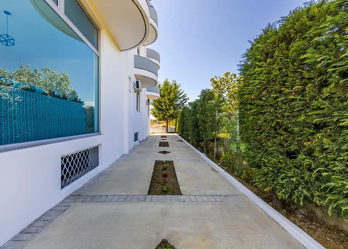Amazing With Free Parking By Pikhost Daire *